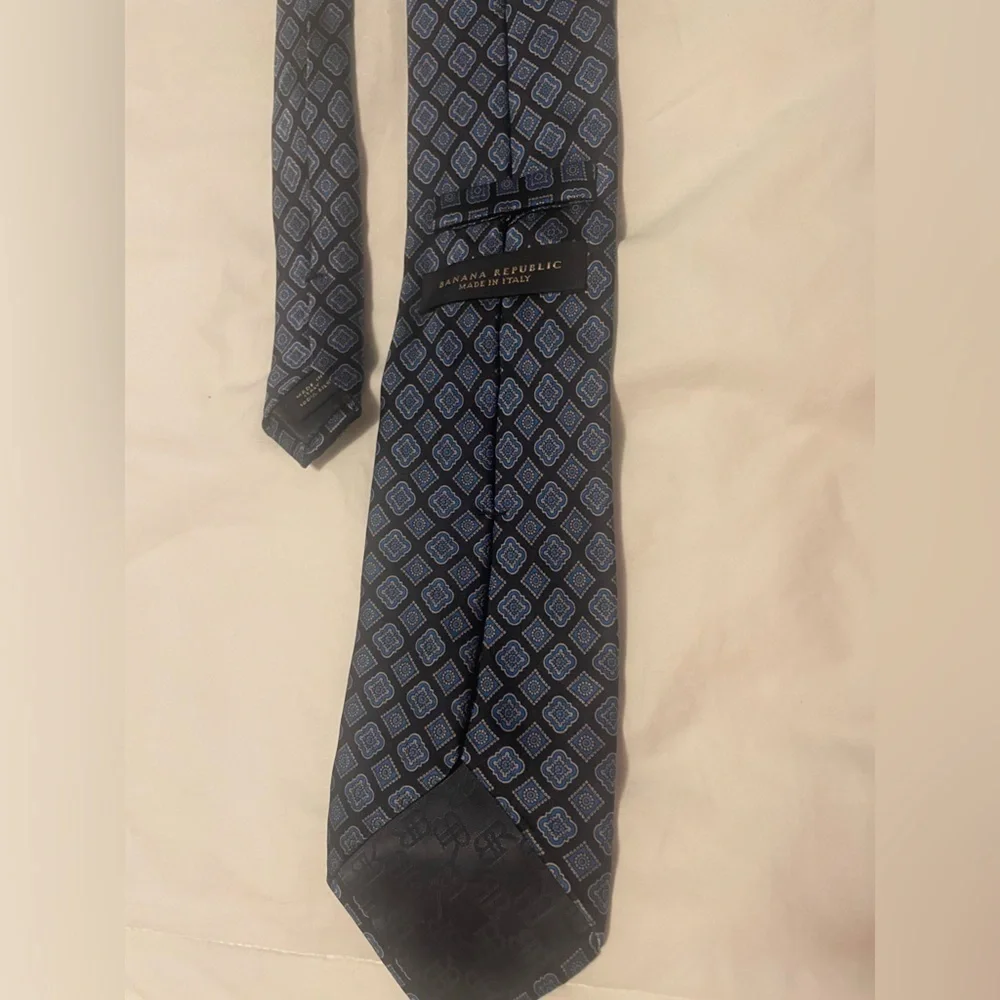 Banana Republic Navy 100% silk tie. Made in Italy.